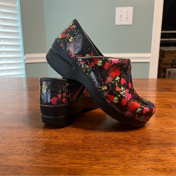 Dansko Valentine hearts red pink purple black clogs size 36 ladies 5.5-6 - Picture 1 of 12